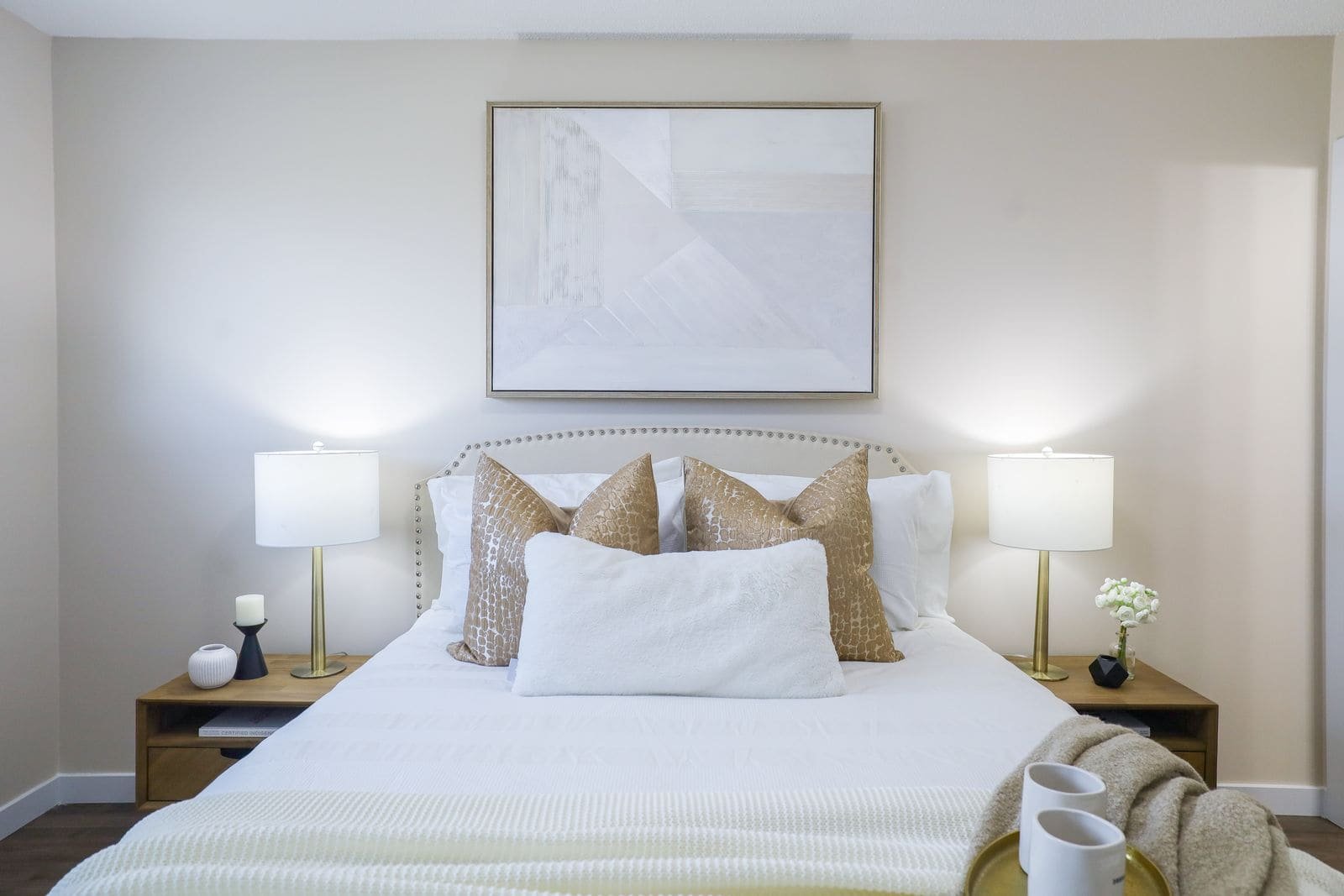 A calm bedroom with a made bed